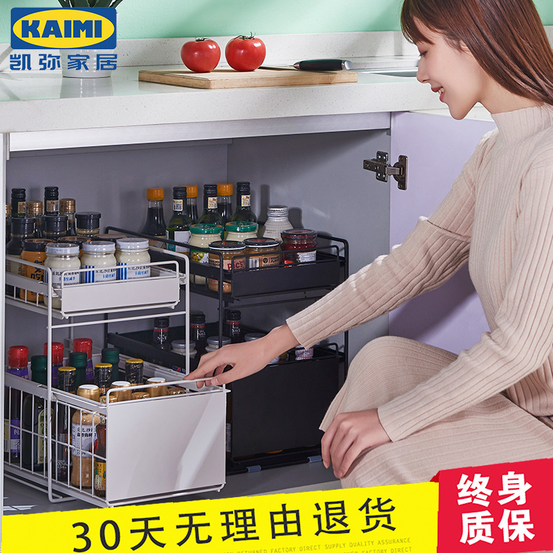 Trong nhà bếp, trong bồn rửa chén, trong đất, trong cái xe ủi, trong cái tủ đựng đồ, có một cái tủ chứa nhiều tầng.