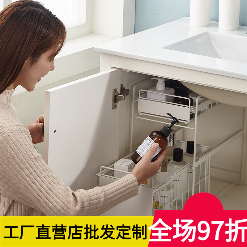 Một ngăn chứa nhiều tầng dưới tủ chén của cái đĩa trong bếp.