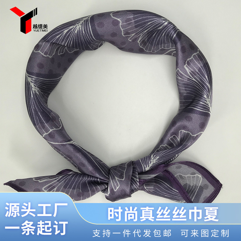 Cô gái tơ lụa cũ được sưởi ấm trong mùa thu và mùa đông, mặc một chiếc khăn choàng kiểu Pháp.