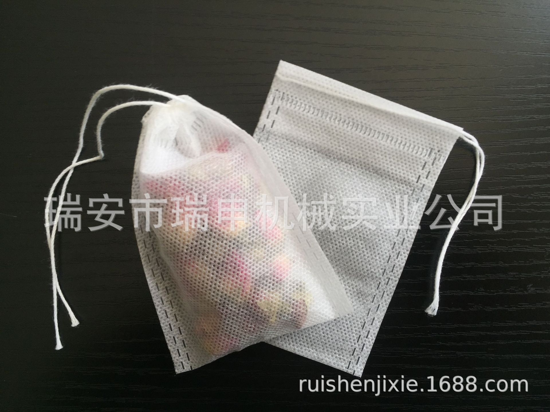 A tea bag, paper-filtering bag, tea bag, coffee bag, tea bag maker, no tea bag.