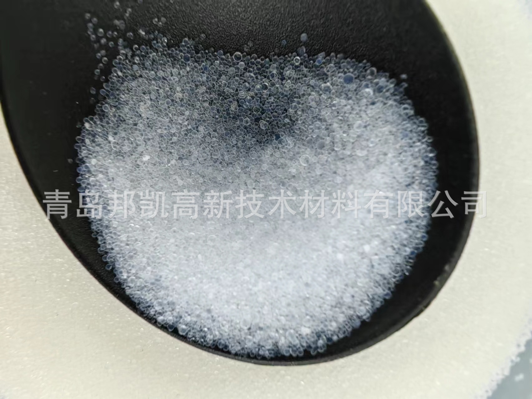 Coarse-pore microball catalyst carrier for silica glue.