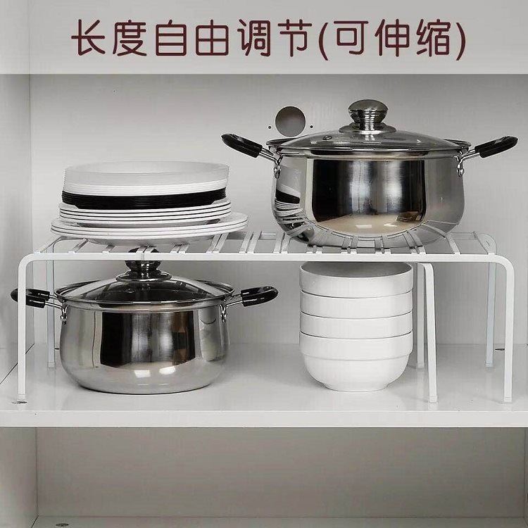 Nhà bếp trải dài hai kệ sắt và kệ sách chứa một cái chảo trong ngăn tủ.