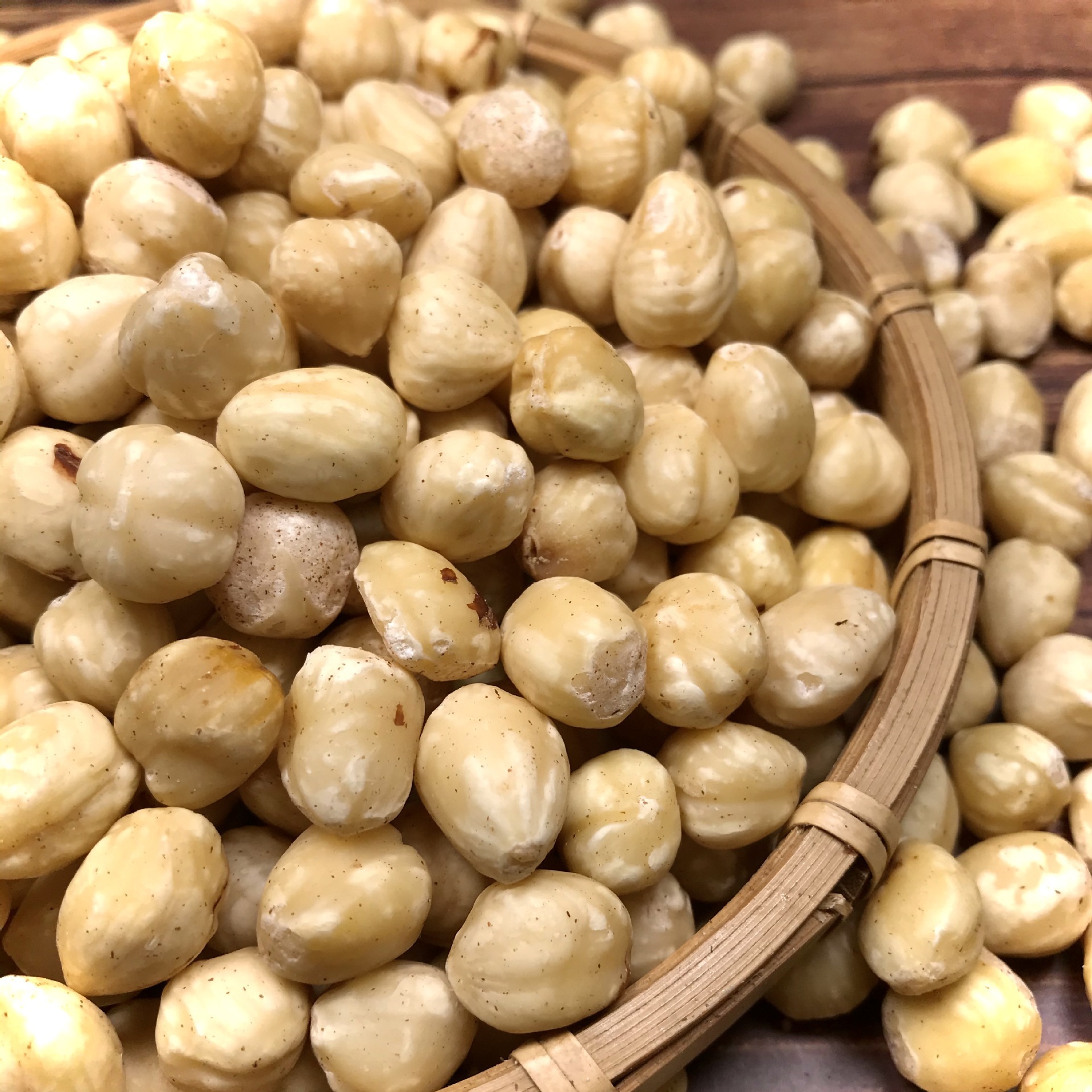 The original Turkish sorghums go to the husks to bake the raw material for a pregnant woman with a snack nut and a snack.