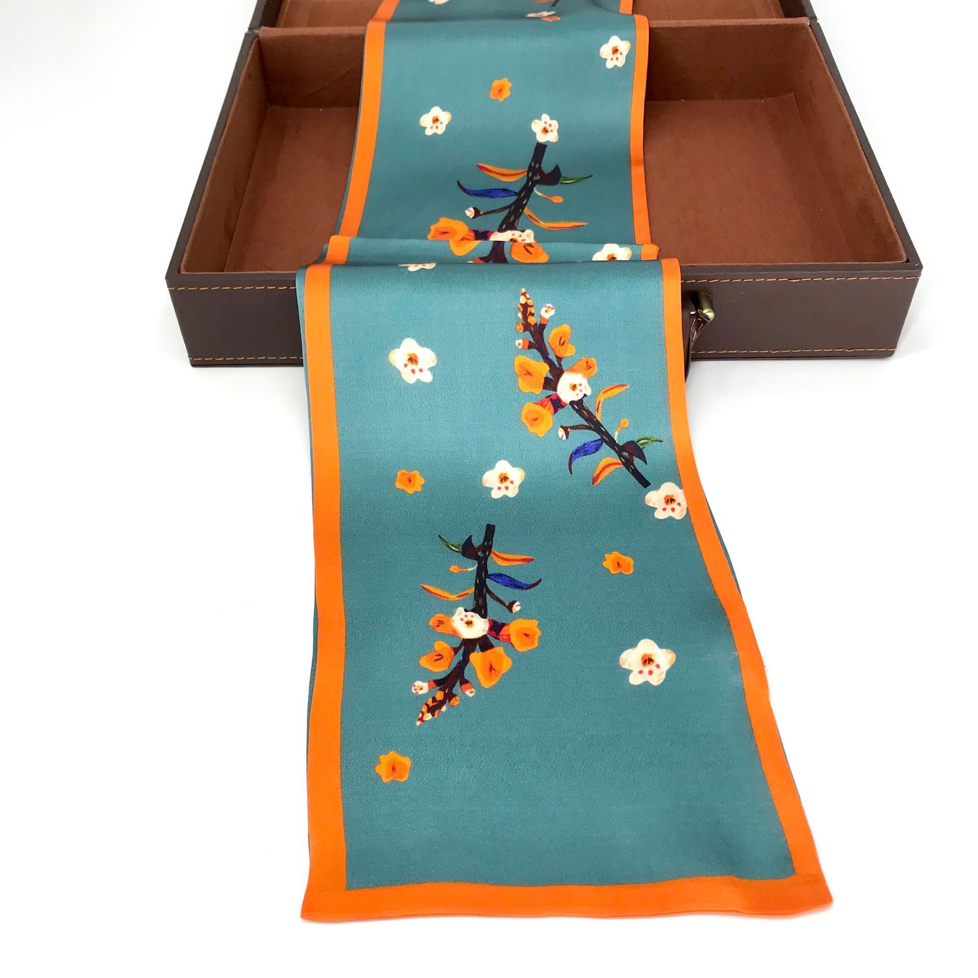 Chiếc Scarves xoắn ốc, chiếc xe trượt của đoàn hù dọa xoắn ốc.