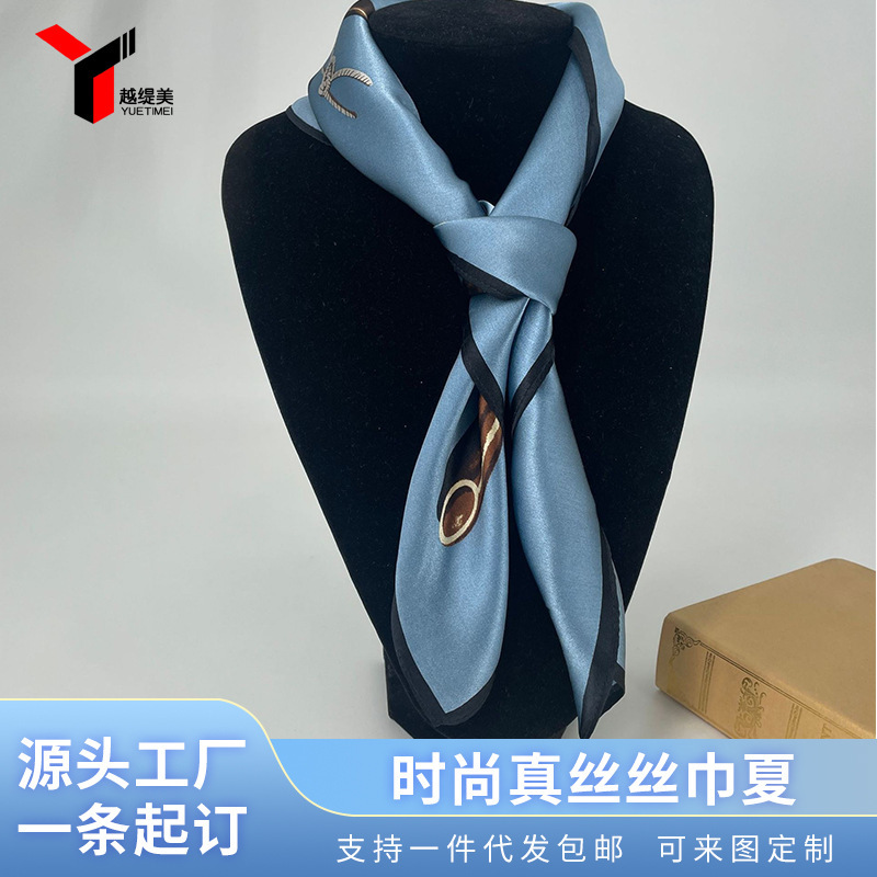 Bảo tàng Mặt nạ Hàng Châu Thời trang hai mặt với một chiếc khăn choàng kiểu Pháp để giữ ấm trong mùa thu và mùa đông.