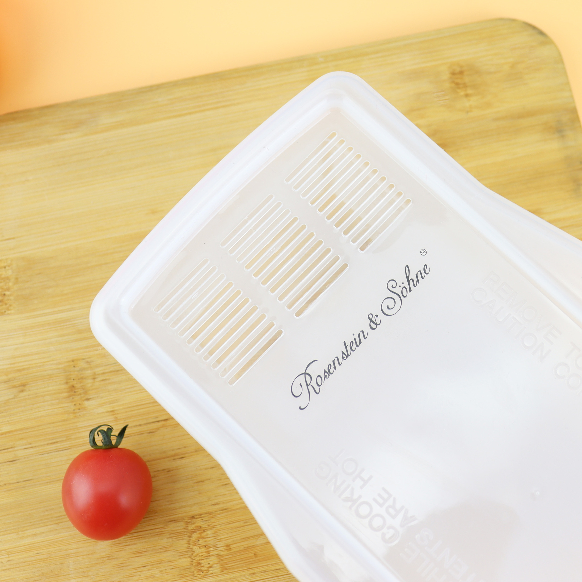 The Japanese-transparently sealed-container box can be used to freeze the microwave lasagna.