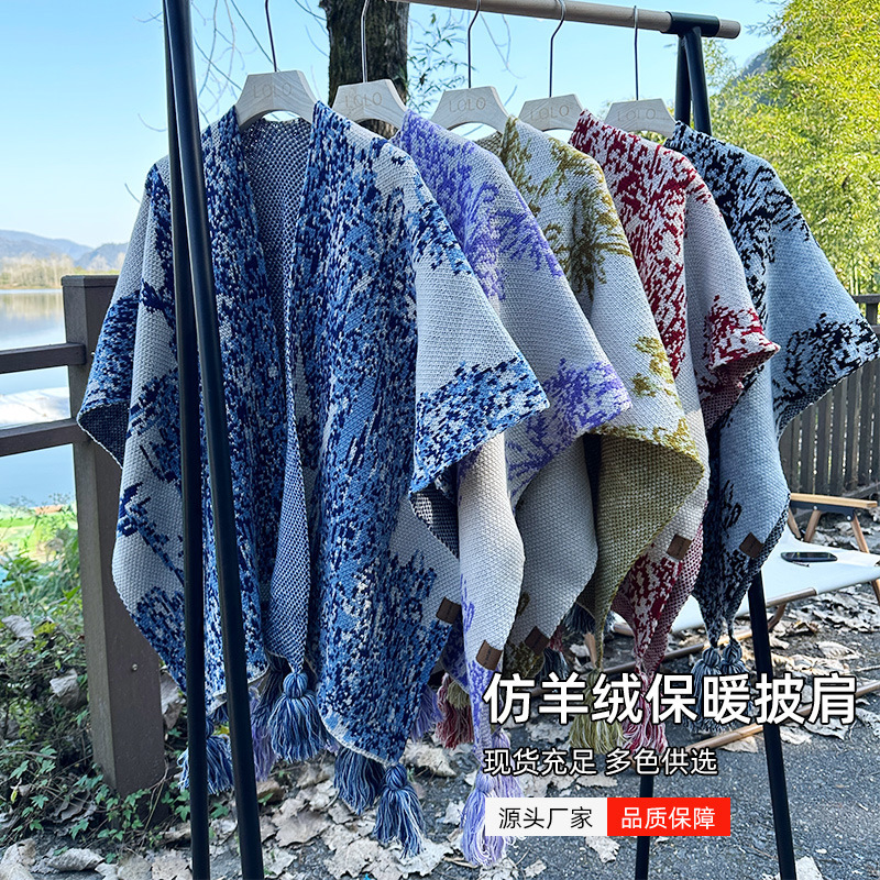 Một cái áo choàng dài, với một viên ngọc cay trên một chiếc áo choàng quốc gia dài.