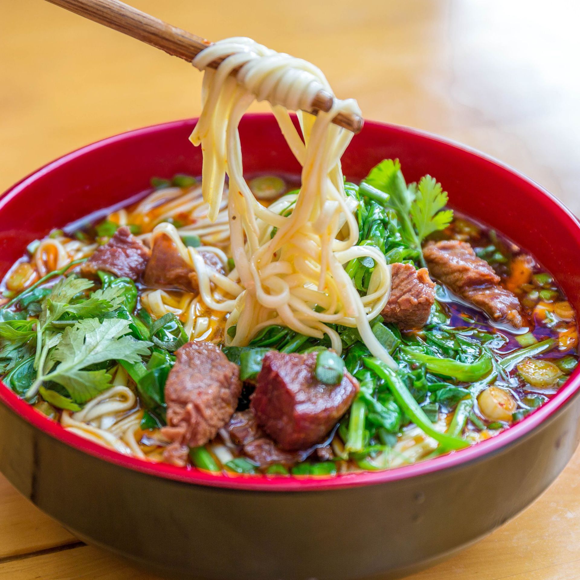 Một kg nước sốt ở nhà ăn trường của công ty nước sốt thịt bò tư nhân cho nước sốt thịt bò nướng