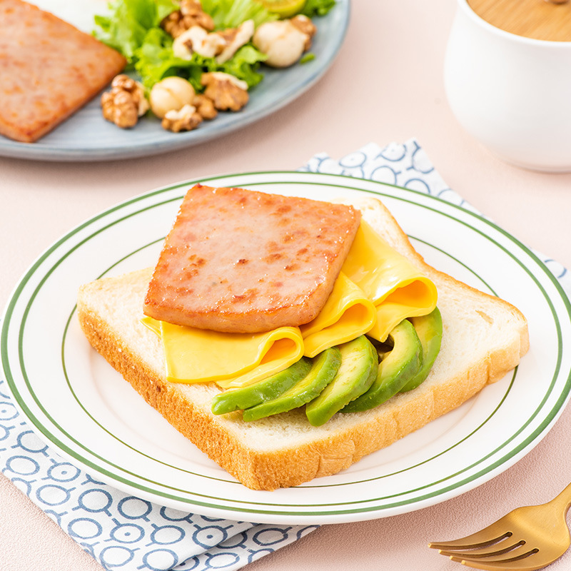 Bữa trưa của Hen Hui là bánh mì kẹp thịt nướng miễn phí của bạn tình.