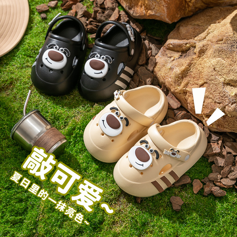 Những cái móng hang trẻ con, những chàng trai và cô gái da màu mùa hè trong nhà và ngoài cửa xe trượt tuyết dễ thương của Eva.