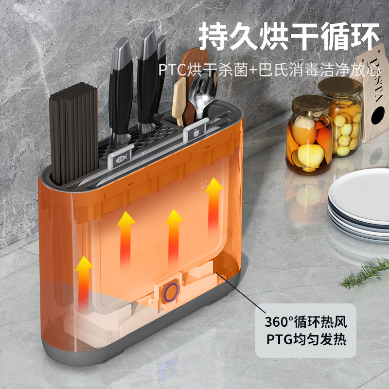 Nhà của lính bắn tỉa với đôi đũa tia UV và một con dao khử trùng trong tủ bếp.