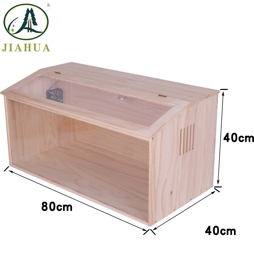 Roasted wood chicken rearing box for pets in the Ludin's home