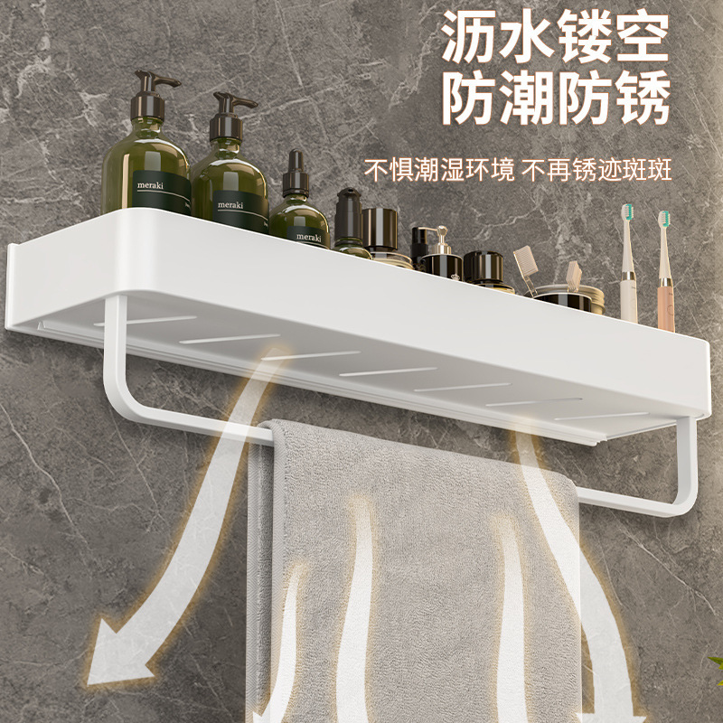 Thiết lập phòng tắm được tùy chỉnh thành một chiếc khăn tắm nhôm trắng và một nhà vệ sinh không có lỗ hổng.