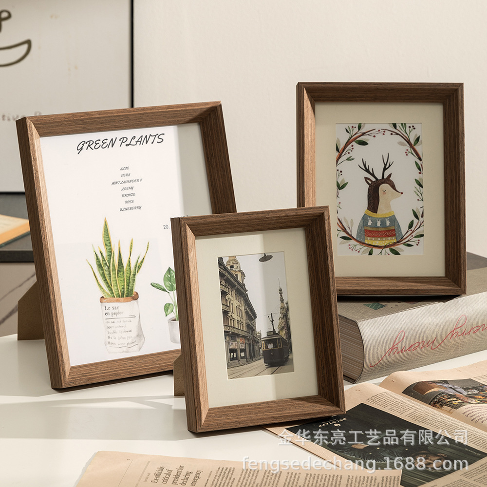 Một lá bài tường trong một rạp chiếu phim 6 inch-A-4-châu Âu bên cạnh gỗ ginseng trong khung của nhà máy Fanpouch.