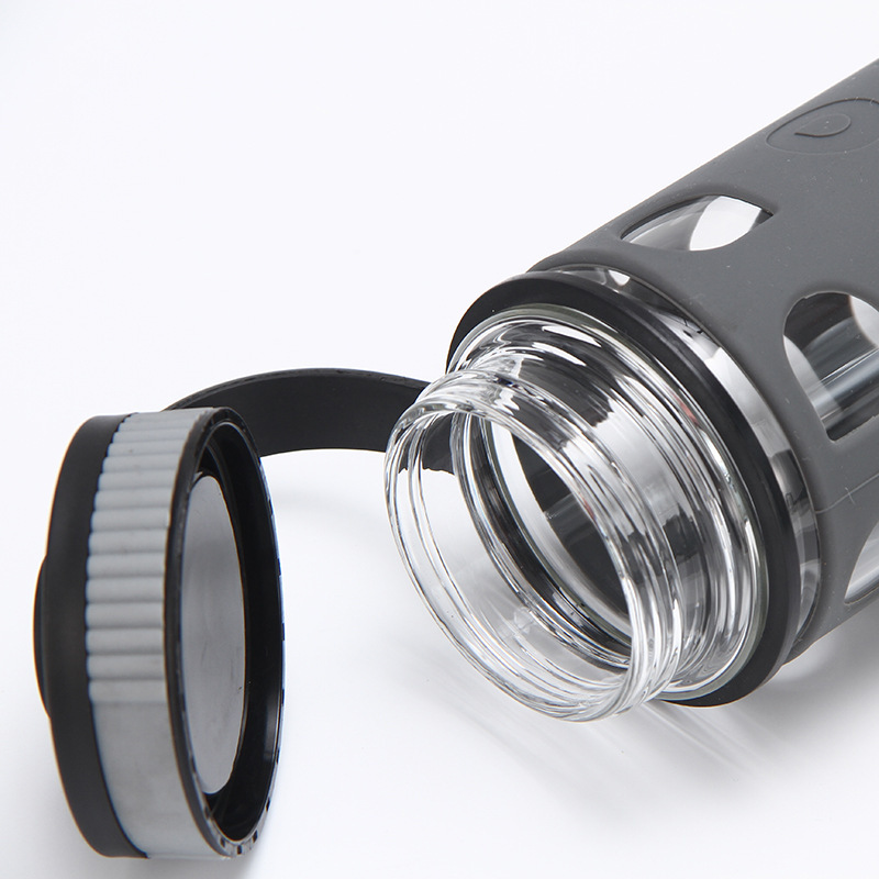 Creative round-hole silica caps, double-layered glass, and the students' water cups are customized for distribution.