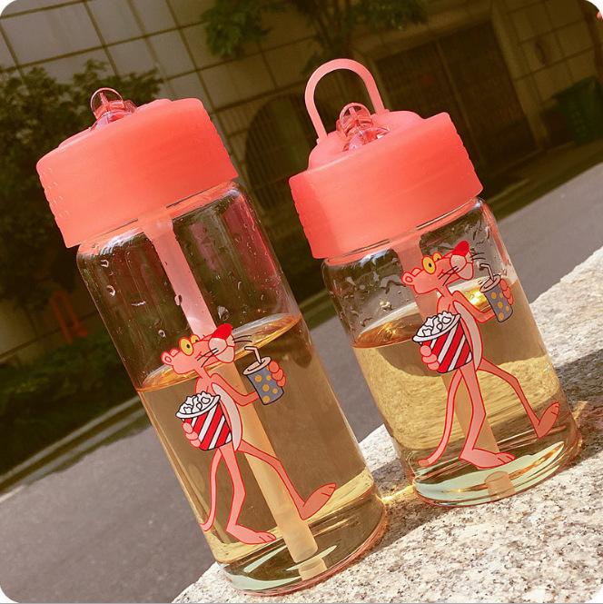 The Korean cute glass girl cartoons with the creative pink straw cup.