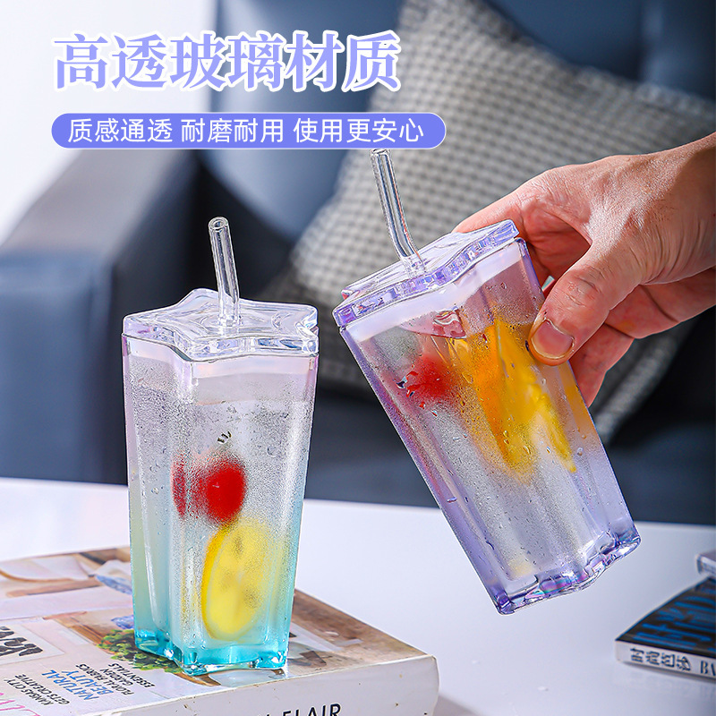 Kính sáng tạo là một chiếc cốc đá hình ngũ giác màu Gradual Colder có nắp trên tách rơm.