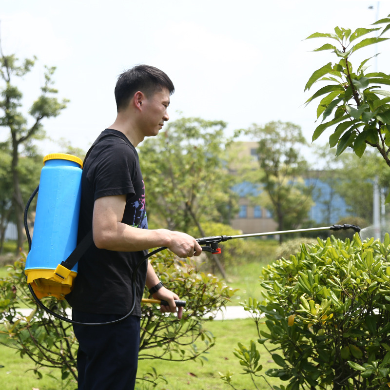 Máy phun nước từ tay sang tay.