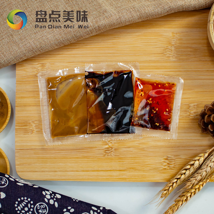 Túi nước sốt nóng và nước tương trộn.
