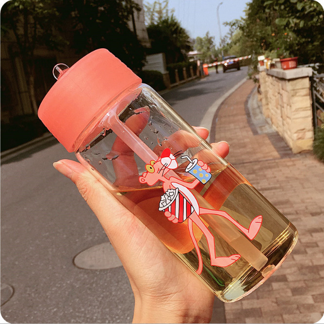 The Korean cute glass girl cartoons with the creative pink straw cup.
