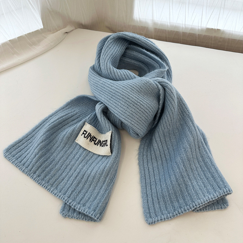 Tiền mùa đông mới làm ấm cho sinh viên da rám nắng, một cặp vợ chồng theo phong cách Hàn Quốc, một trăm chiếc khăn choàng được đan.