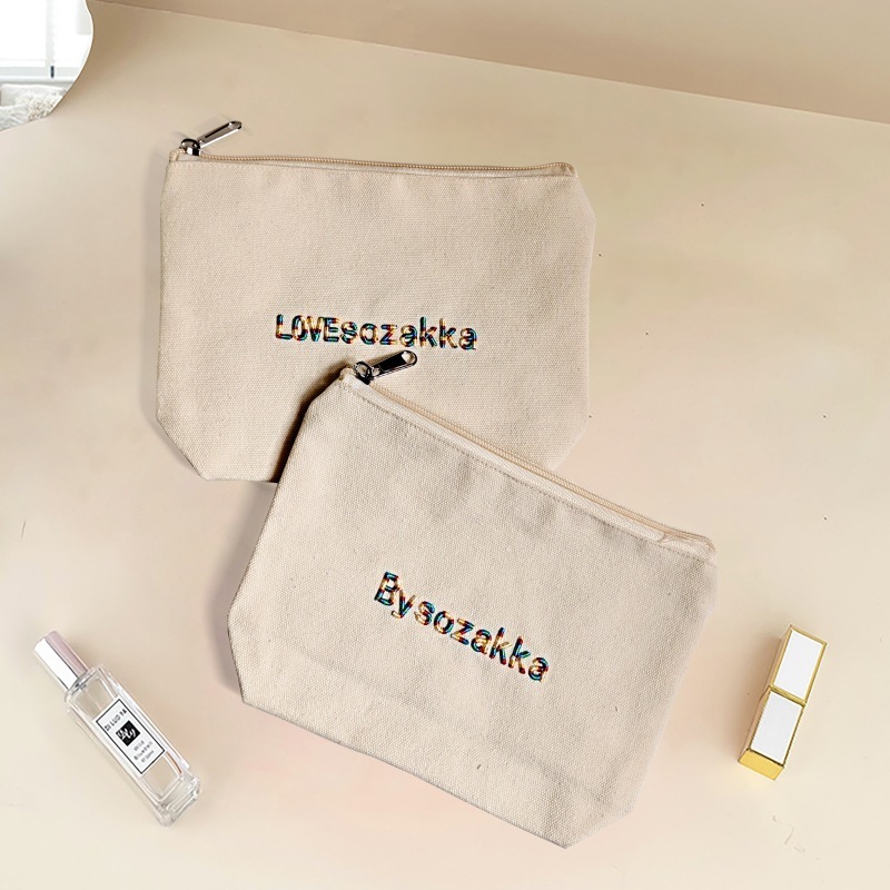 The new preferential fashion is a very simple embroidery plaster and make-up kit wash and wash with a light-handed zipper.