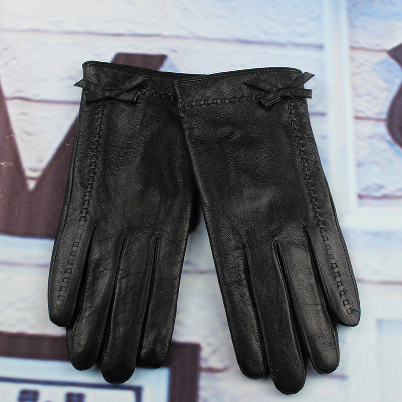 Ms. Leather Gloves, warm in the autumn and winter, drive with warmer cars and thicker colds and cuter butterflies.