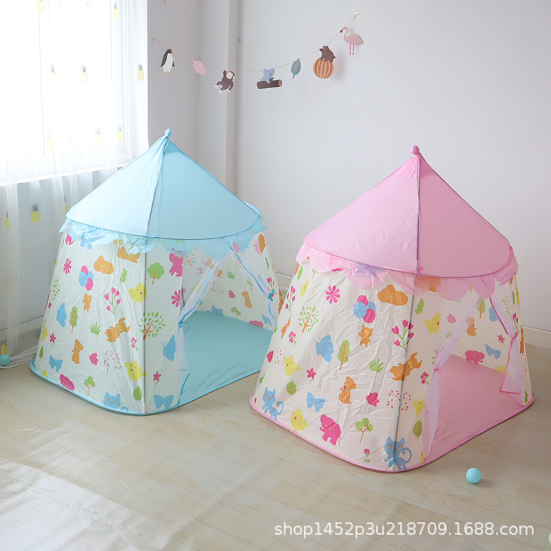 Các hình vẽ động vật sống của nhà máy được mở ra hai lần, các nhà chơi lều với đồ chơi trong nhà.