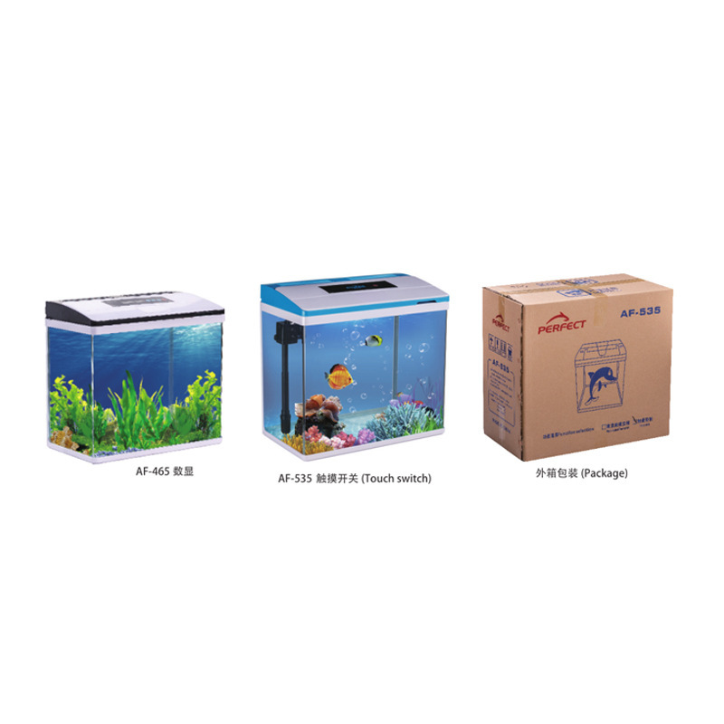 Chiếc xe tăng chiến đấu nhỏ trong phòng khách của bể cá.