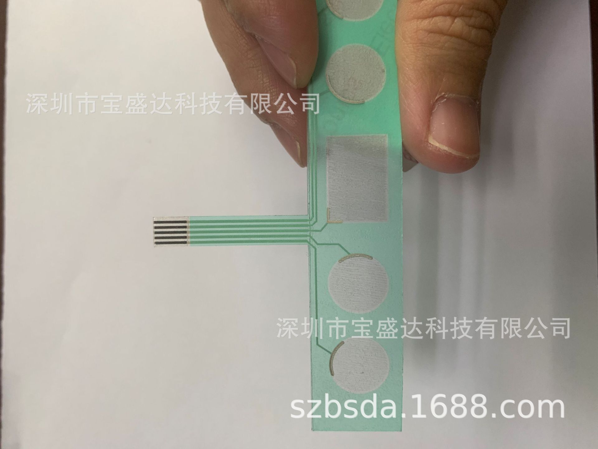 Cái nhà máy đang chuyên về việc sản xuất điện tụ điện, cái nút thủy tinh Jacley có thể được làm mịn ngay qua ánh sáng.