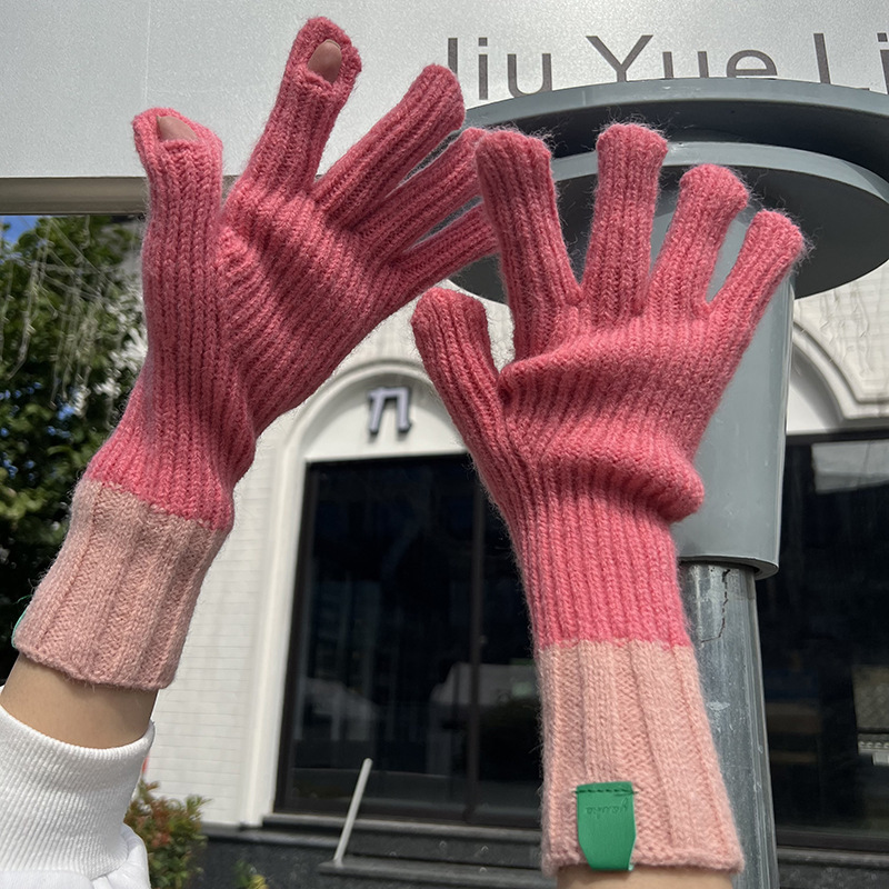 Việc phân phối kim tiêm mùa đông mới cho sinh viên chống nóng lạnh chỉ vào găng tay của màn hình cảm ứng.