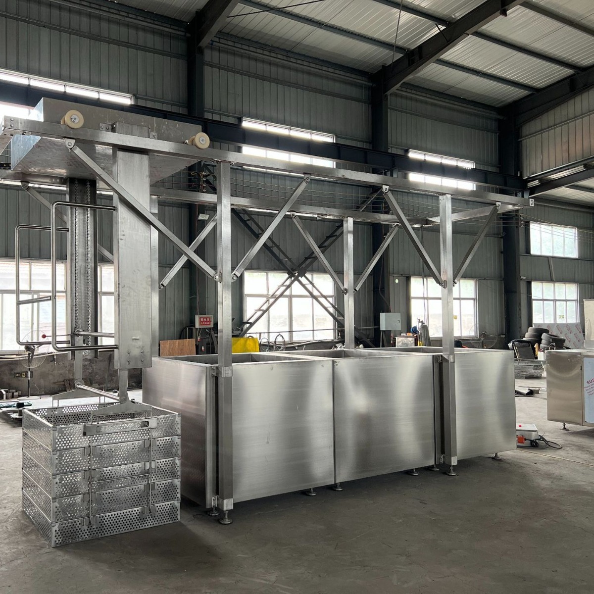 Nó là một đầu bếp tự động lớn, một bếp nấu ăn đa năng cho chế biến thực phẩm, một bếp nấu vịt cho thịt vịt, tổ ong hơi nước.
