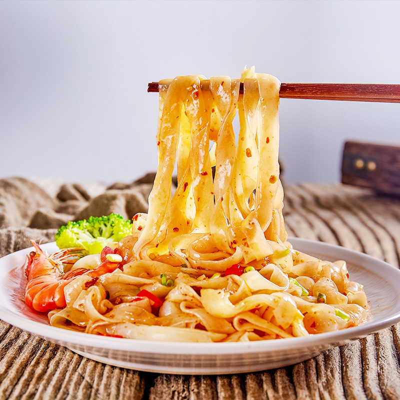 Nhà sản xuất đã tùy chỉnh một gói nước sốt vịt đen với nước sốt thương mại.