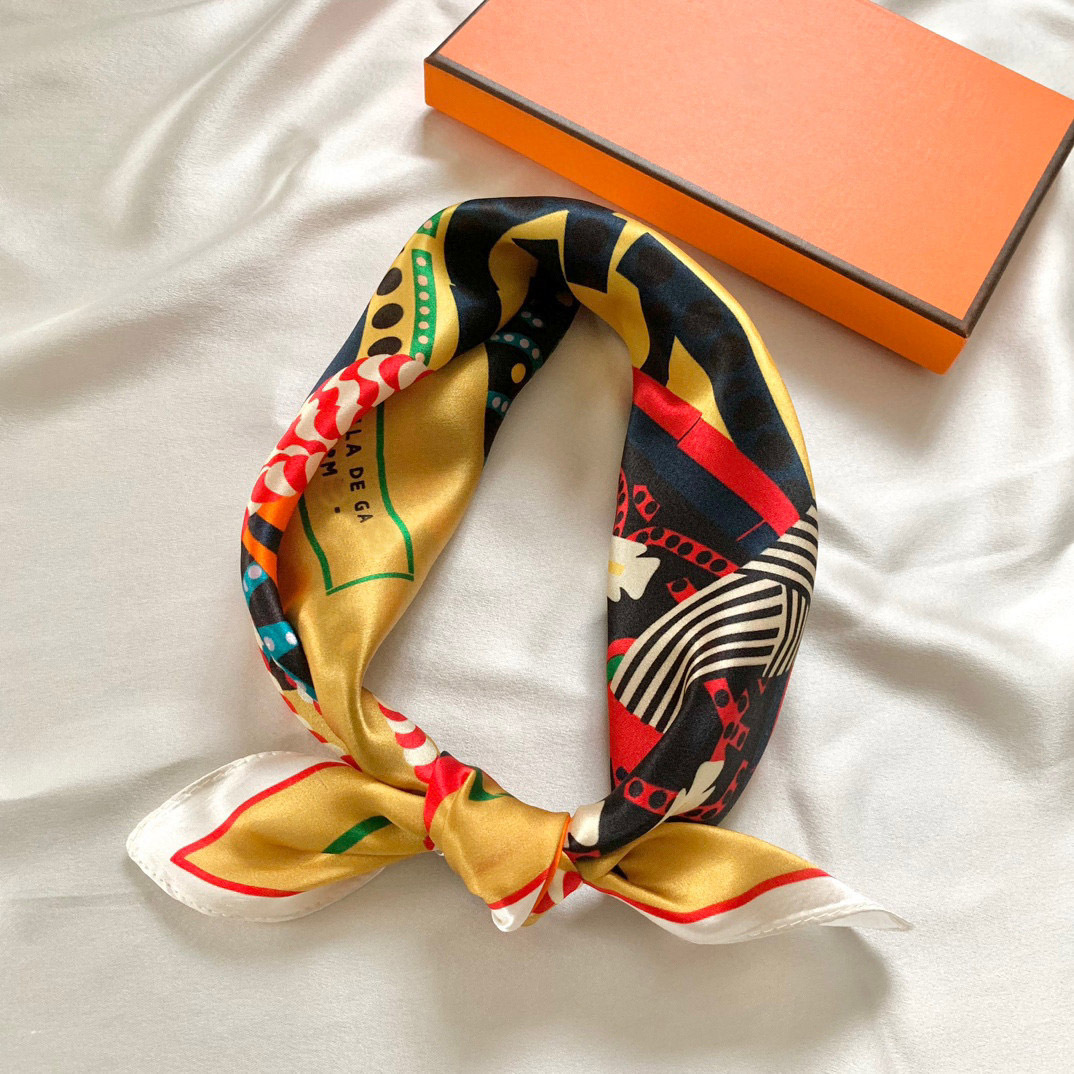 A new high-end silk scarf with a professional scarf.