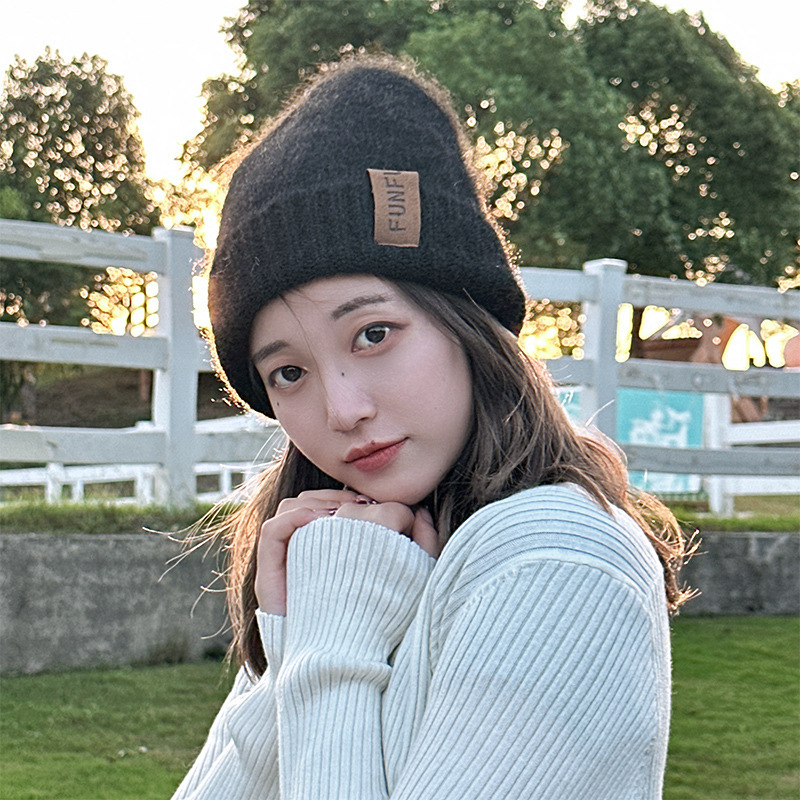♪ Một người phụ nữ đội một cái nón cũ trên tai ♪
