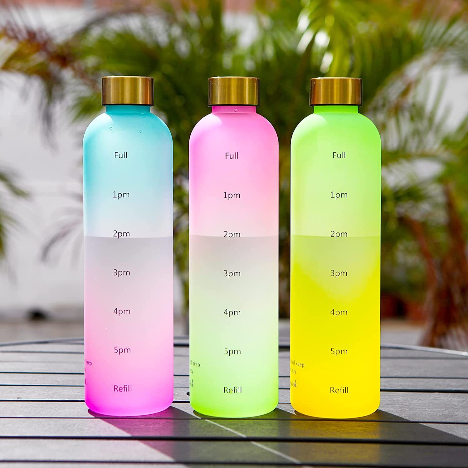 A thousand milligrams of sand grinder plastic water cup with outdoor exercise pots.