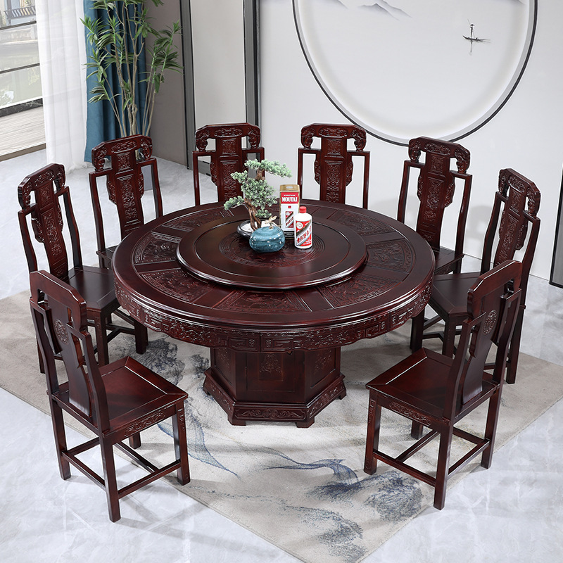 Một cái bàn đầy bàn gỗ và ghế, với một dây nịt quay, với một cái bàn gỗ sồi ở giữa một nhà điêu khắc cổ đại.