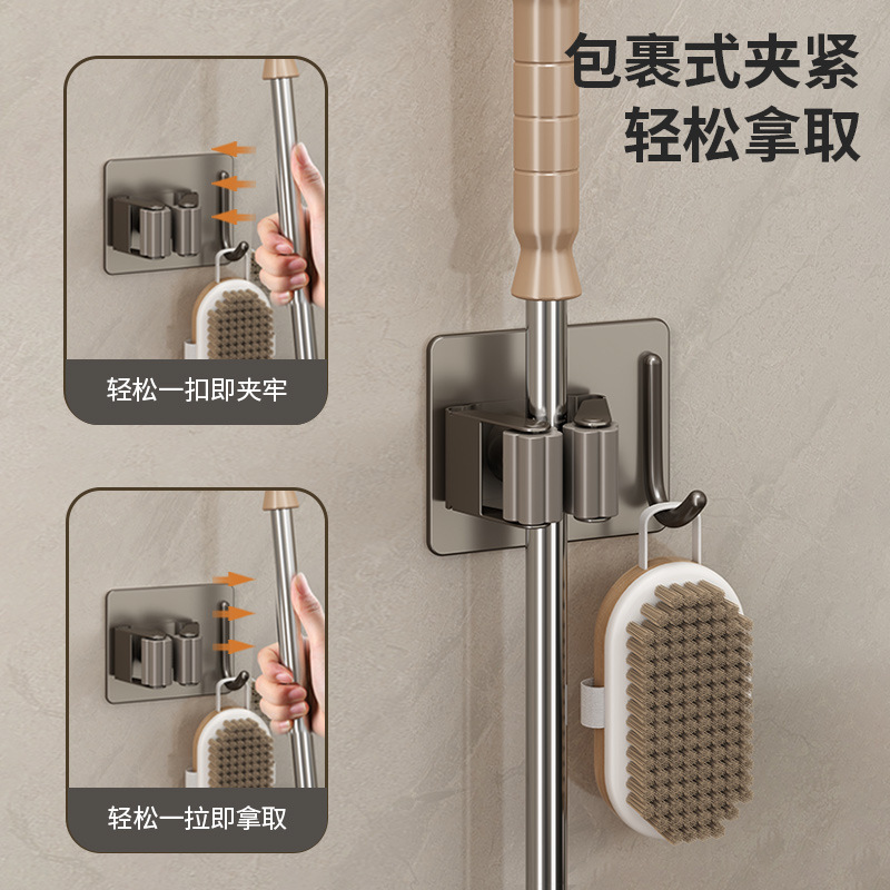 Tews với tro súng tắm để làm sạch một cái bệ cố định với giẻ dính trên tường không có lỗ