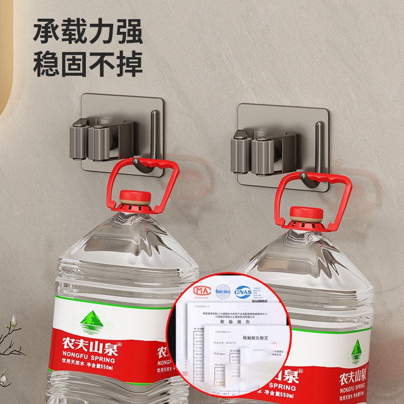 Tews với tro súng tắm để làm sạch một cái bệ cố định với giẻ dính trên tường không có lỗ