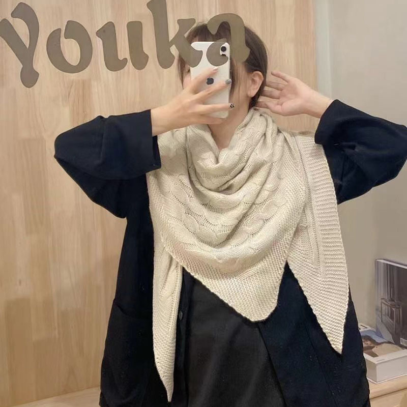Nhà máy thay đổi một sợi tóc đa mục đích mới với một trăm khăn choàng để giữ cho tam giác đan được ấm.