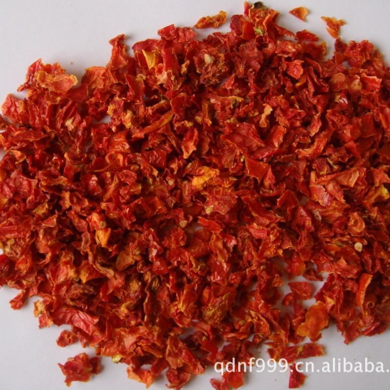 Cây trồng cung cấp cà chua tự nhiên bị mất nước với cà chua cấp thực phẩm.