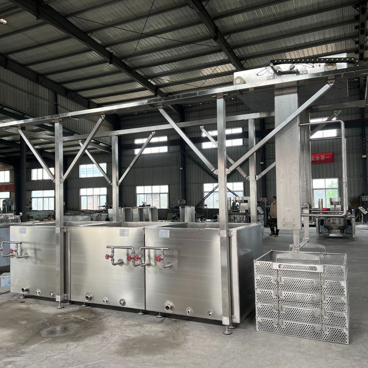 Nó là một đầu bếp tự động lớn, một bếp nấu ăn đa năng cho chế biến thực phẩm, một bếp nấu vịt cho thịt vịt, tổ ong hơi nước.