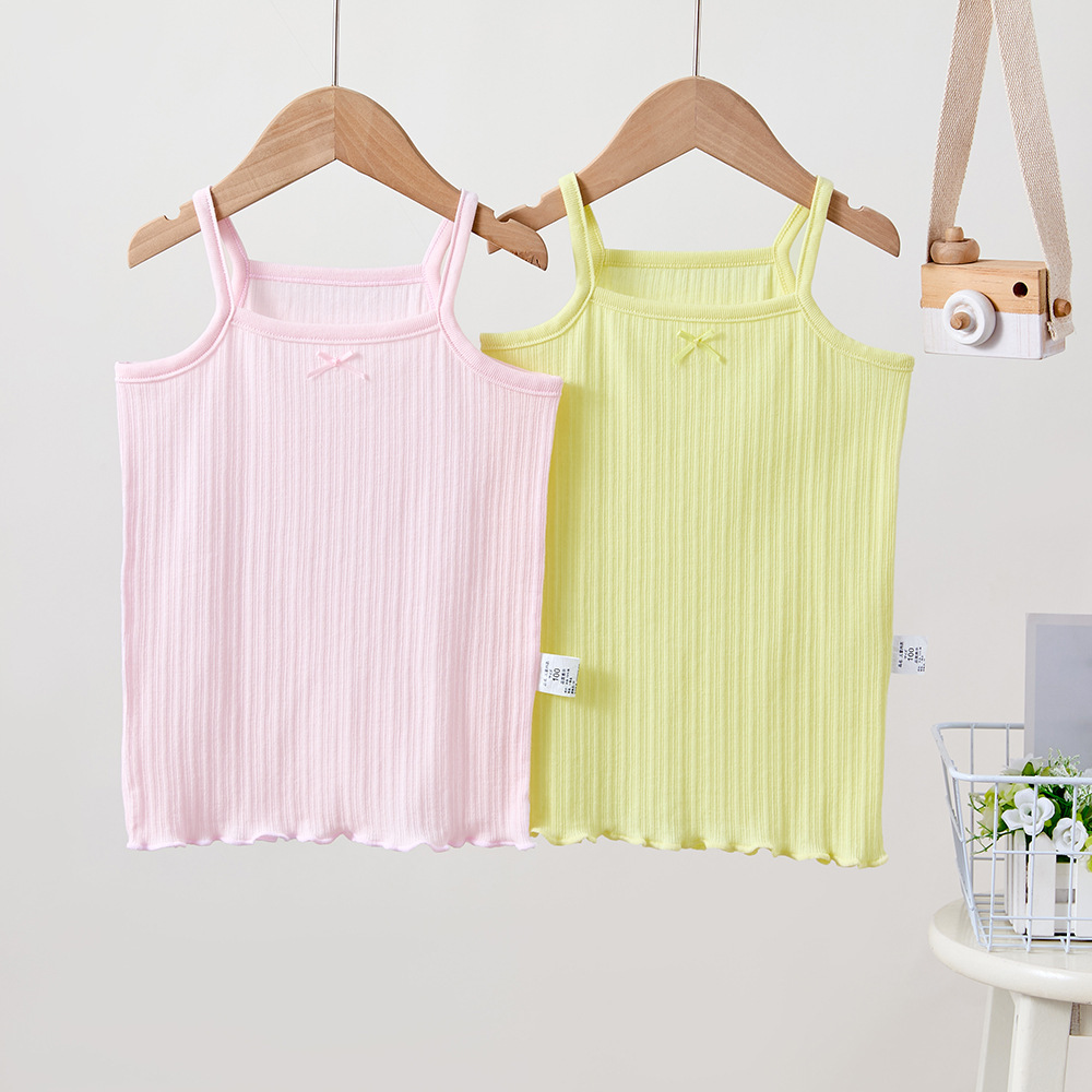 Hai miếng pyjama cho một đứa trẻ với một bộ áo bông 100 xu và một bộ pyjama.