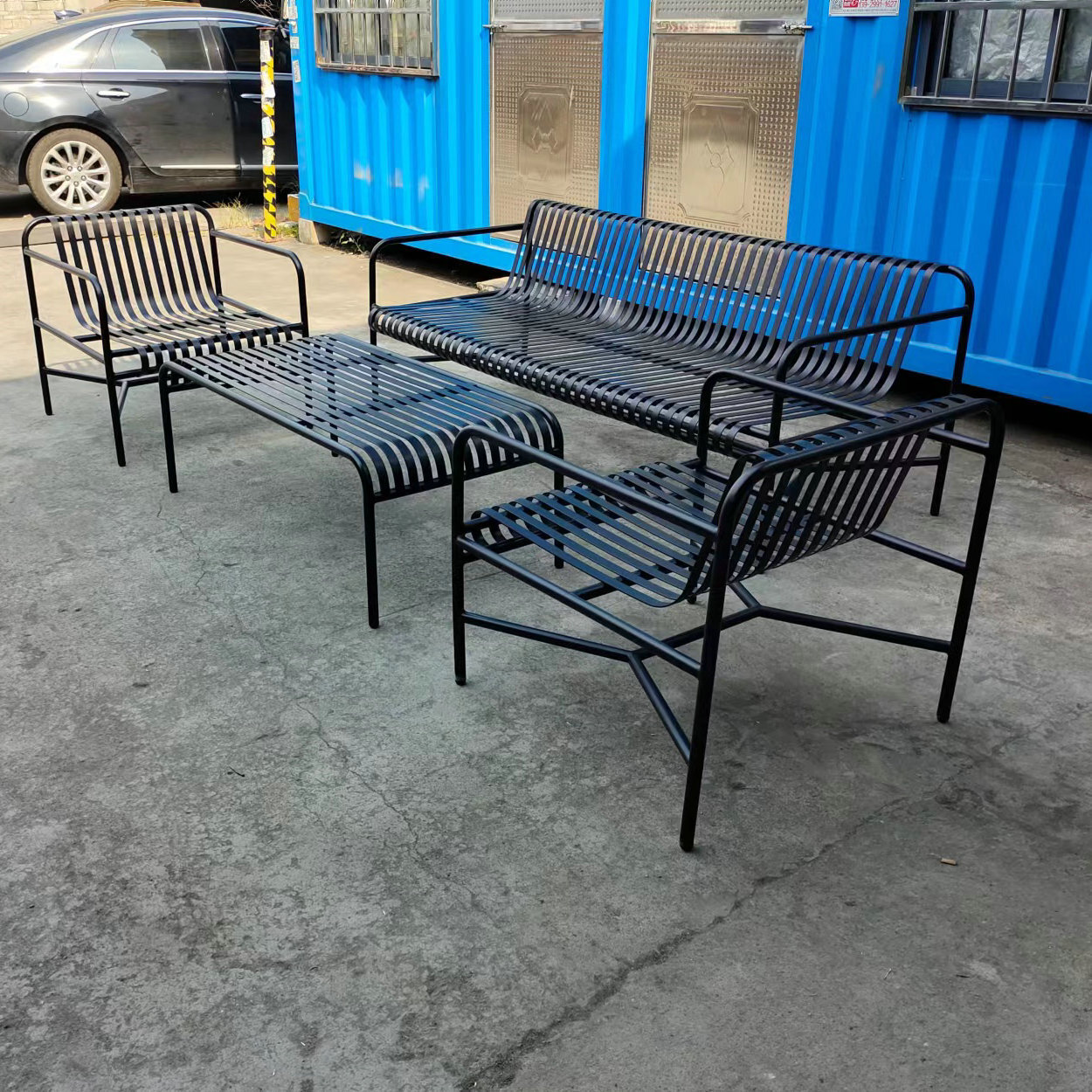 Leisure iron sofa mix of tea and tea stand chairs on the balcony of the tea store with a back-packed iron table and chair