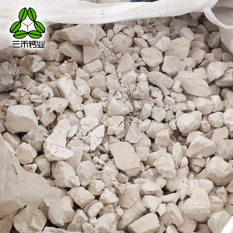 A large amount of lime powder is processed for improved sewage treatment in fine calcium oxide industrial-grade agricultural bioplasm