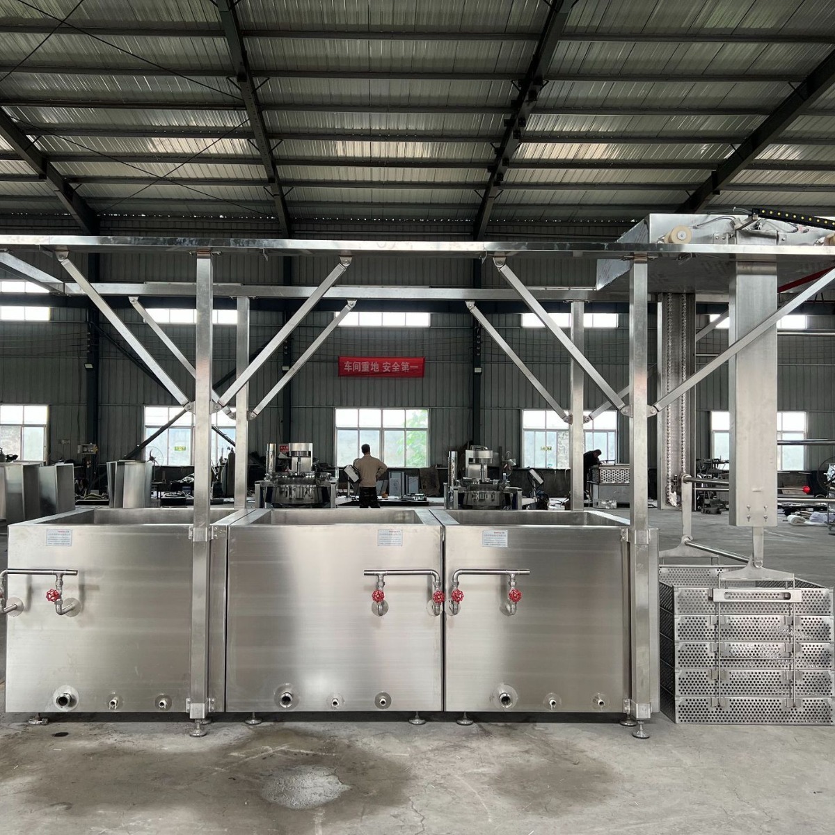 Nó là một đầu bếp tự động lớn, một bếp nấu ăn đa năng cho chế biến thực phẩm, một bếp nấu vịt cho thịt vịt, tổ ong hơi nước.