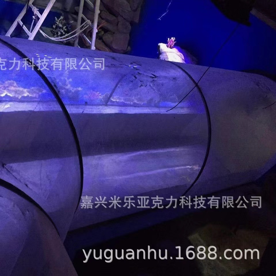 Công ty gốc chịu trách nhiệm cho việc xây dựng bảo tàng thủy tinh hữu cơ, xây dựng chuyên nghiệp của thủy cung, Akeley.
