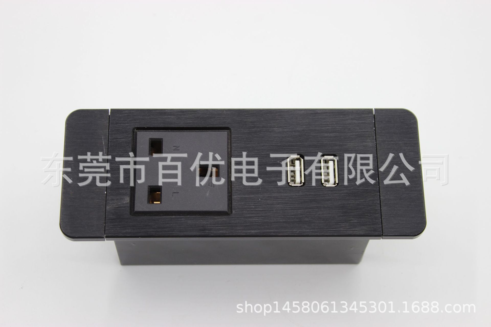 Hai phần bổ sung nội thất USB với hai tủ đựng đồ đạc USB và một bảng với hai đồ nội thất USB