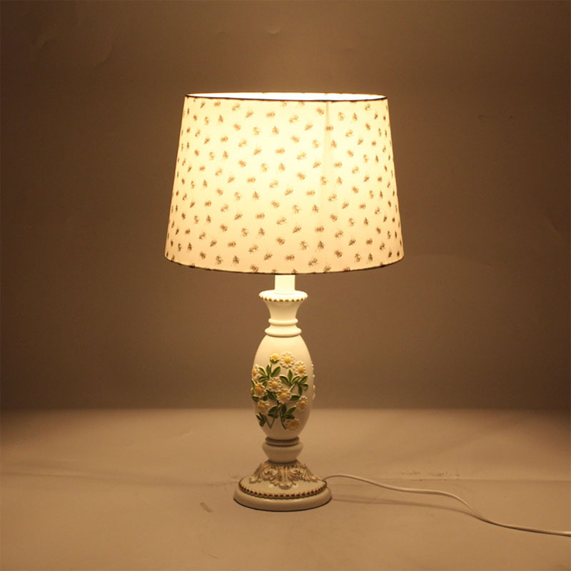 A Jane-European-style lamp, a plaque, living room, bedroom decorator lamp.