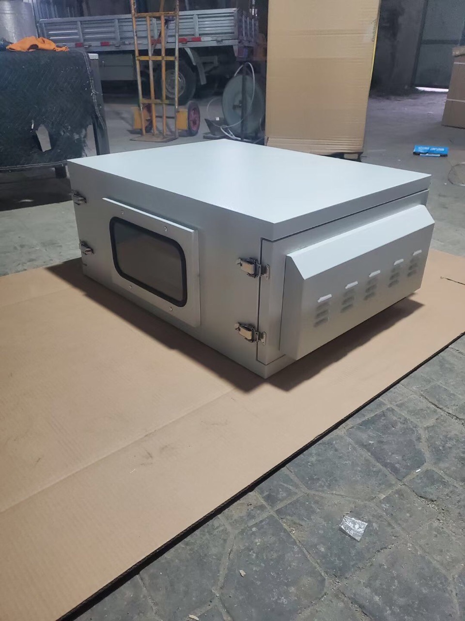 Một lò chiếu ngoài trời, một bể chứa nước chống thấm, một hộp máy chiếu ngoài trời.